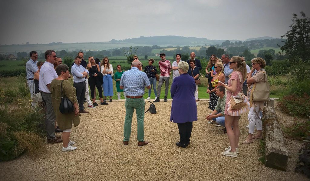 Annaline_van_Mes_Amis_met_gasten_bij_Domaine_Holset